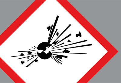 Vit illustrerad skylt med röd ram och en svart explosion