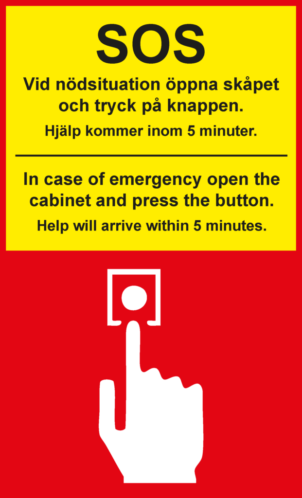SOS Larmknappsinfo. Röd och gul skylt med stor svart text på svenska och engelska som också finns återgiven nedanför bilden