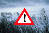 En varningstriangel med utropstecken med en snöig fjällvy i bakgrunden